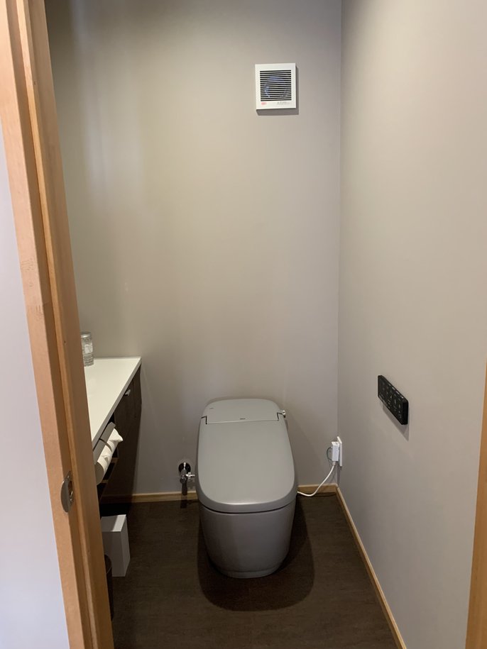 グレー調で統一された清潔感のあるトイレ空間