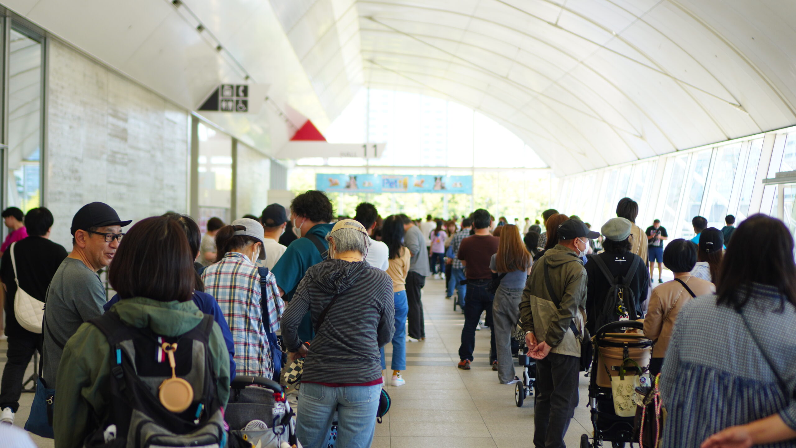 ペット博2025in幕張メッセ　5月3日 午前9時半 開場を待つ長蛇の列