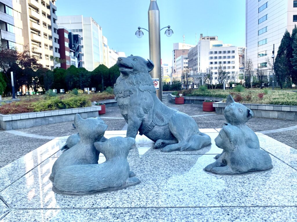 名犬チロリ記念碑