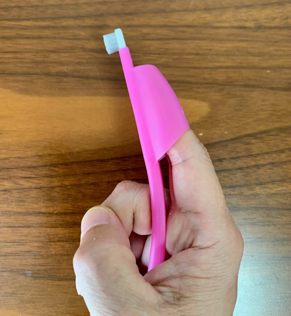 指を入れて操作のしやすい歯ブラシ
